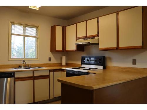 5410 52A Street, Berwyn, AB - Indoor Photo Showing Kitchen With Double Sink