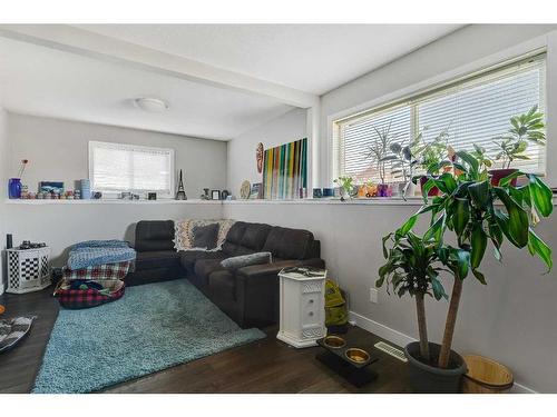 9422 88 Street, Grande Prairie, AB - Indoor Photo Showing Living Room