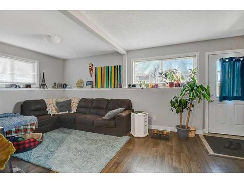 9422 88 Street, Grande Prairie, AB - Indoor Photo Showing Living Room