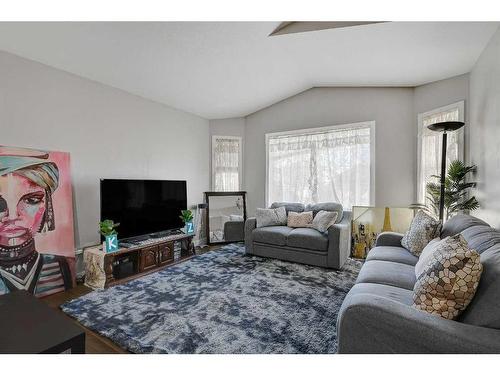 9422 88 Street, Grande Prairie, AB - Indoor Photo Showing Living Room