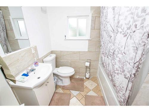 9738 119A Avenue, Grande Prairie, AB - Indoor Photo Showing Bathroom