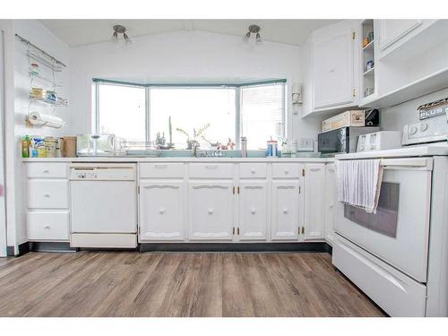 9738 119A Avenue, Grande Prairie, AB - Indoor Photo Showing Kitchen