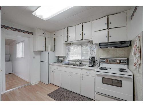 4714 50Th Avenue, Berwyn, AB - Indoor Photo Showing Kitchen With Double Sink