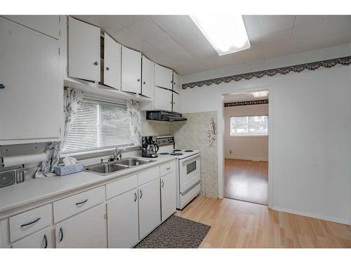 4714 50Th Avenue, Berwyn, AB - Indoor Photo Showing Kitchen With Double Sink