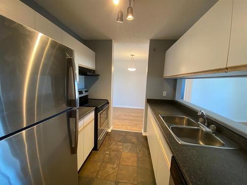 409-10405 99 Avenue, Grande Prairie, AB - Indoor Photo Showing Kitchen With Double Sink