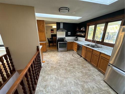 89 843058 Rge Rd 222, Rural Northern Lights, County Of, AB - Indoor Photo Showing Kitchen With Double Sink