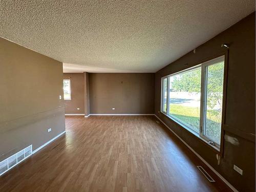 5201 50 Avenue, Grimshaw, AB - Indoor Photo Showing Other Room