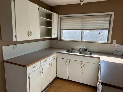 5201 50 Avenue, Grimshaw, AB - Indoor Photo Showing Kitchen With Double Sink