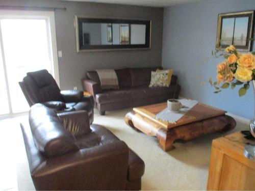 505 4Th Street Ne, Manning, AB - Indoor Photo Showing Living Room