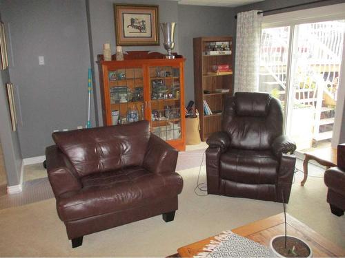 505 4Th Street Ne, Manning, AB - Indoor Photo Showing Living Room