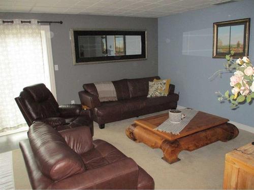 505 4Th Street Ne, Manning, AB - Indoor Photo Showing Living Room