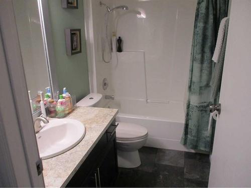 505 4Th Street Ne, Manning, AB - Indoor Photo Showing Bathroom