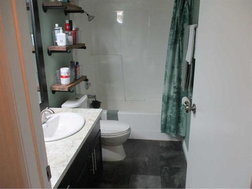 505 4Th Street Ne, Manning, AB - Indoor Photo Showing Bathroom