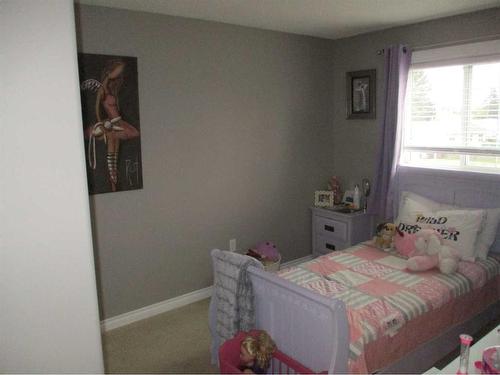 505 4Th Street Ne, Manning, AB - Indoor Photo Showing Bedroom