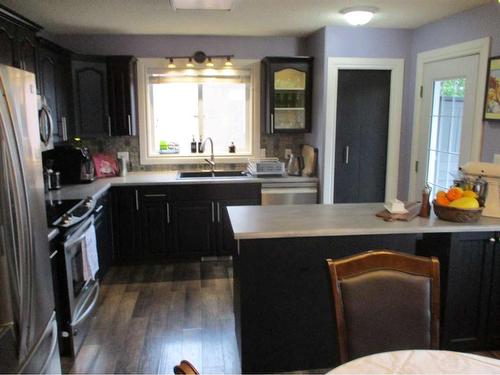 505 4Th Street Ne, Manning, AB - Indoor Photo Showing Kitchen