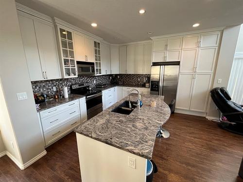 4417 52A Street, Grimshaw, AB - Indoor Photo Showing Kitchen With Double Sink With Upgraded Kitchen