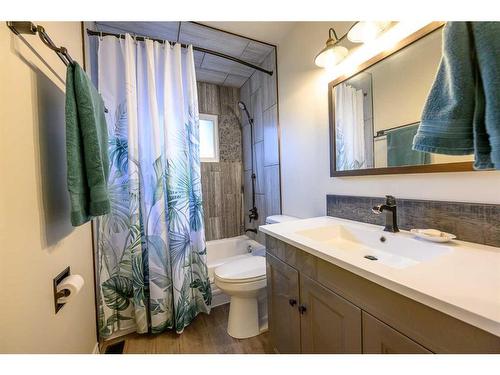 7313 99 Street, Grande Prairie, AB - Indoor Photo Showing Bathroom