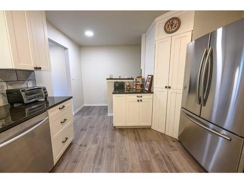 7313 99 Street, Grande Prairie, AB - Indoor Photo Showing Kitchen