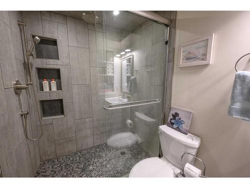 7313 99 Street, Grande Prairie, AB - Indoor Photo Showing Bathroom