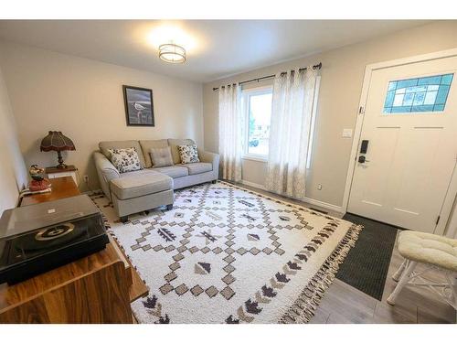 7313 99 Street, Grande Prairie, AB - Indoor Photo Showing Living Room