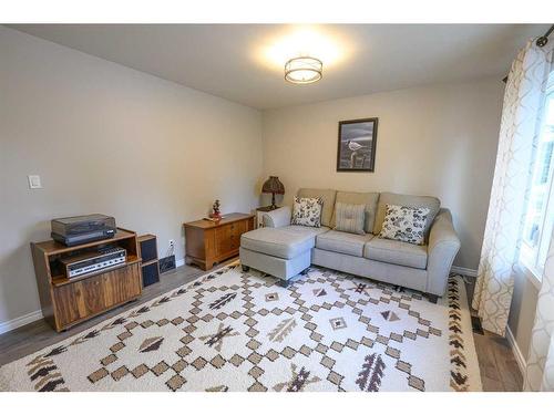 7313 99 Street, Grande Prairie, AB - Indoor Photo Showing Living Room