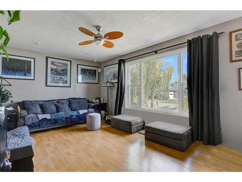 4410 54 Avenue, Valleyview, AB - Indoor Photo Showing Living Room