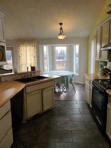 79 Macmillan Avenue, Mclennan, AB - Indoor Photo Showing Kitchen