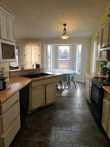 79 Macmillan Avenue, Mclennan, AB - Indoor Photo Showing Kitchen With Double Sink