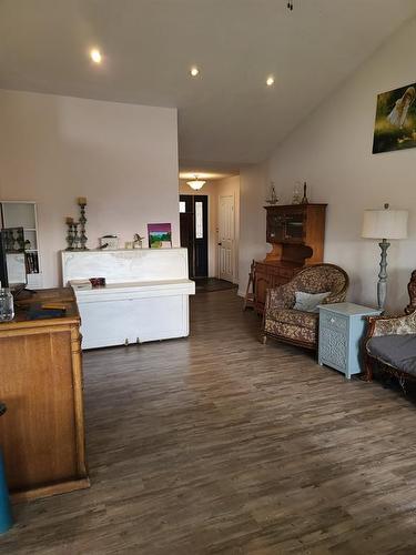 79 Macmillan Avenue, Mclennan, AB - Indoor Photo Showing Living Room