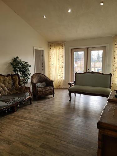 79 Macmillan Avenue, Mclennan, AB - Indoor Photo Showing Living Room