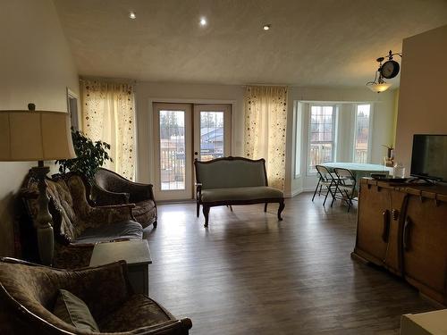 79 Macmillan Avenue, Mclennan, AB - Indoor Photo Showing Living Room