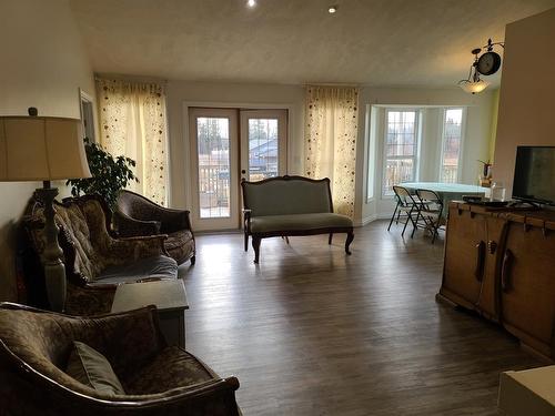 79 Macmillan Avenue, Mclennan, AB - Indoor Photo Showing Living Room