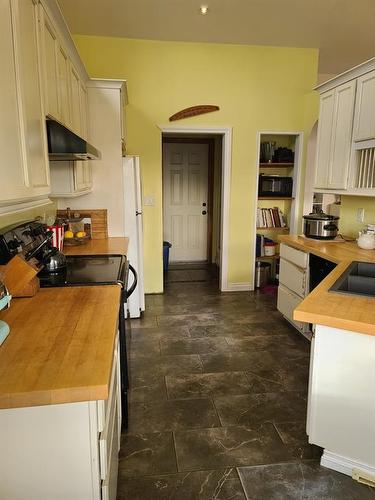 79 Macmillan Avenue, Mclennan, AB - Indoor Photo Showing Kitchen With Double Sink