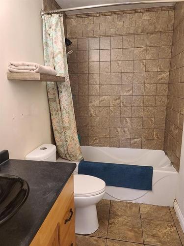 79 Macmillan Avenue, Mclennan, AB - Indoor Photo Showing Bathroom