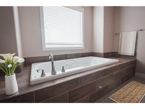 11338 59 Avenue, Grande Prairie, AB - Indoor Photo Showing Bathroom