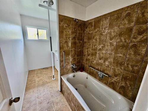 68362 43 Highway, Valleyview, AB - Indoor Photo Showing Bathroom