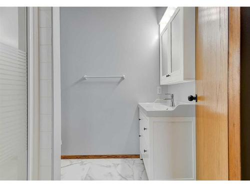 10717 76 Avenue, Grande Prairie, AB - Indoor Photo Showing Bathroom