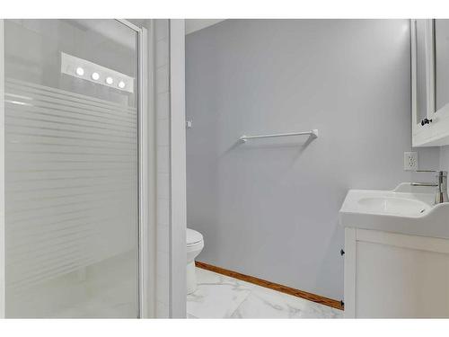 10717 76 Avenue, Grande Prairie, AB - Indoor Photo Showing Bathroom