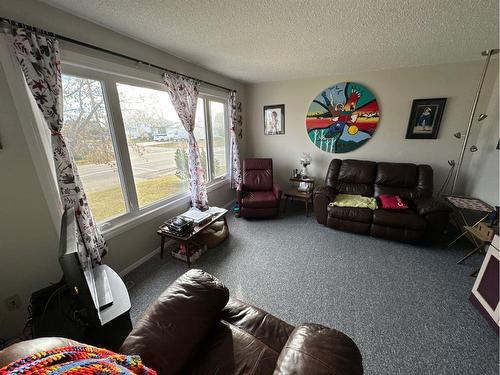 4702 54 Avenue, Grimshaw, AB - Indoor Photo Showing Living Room