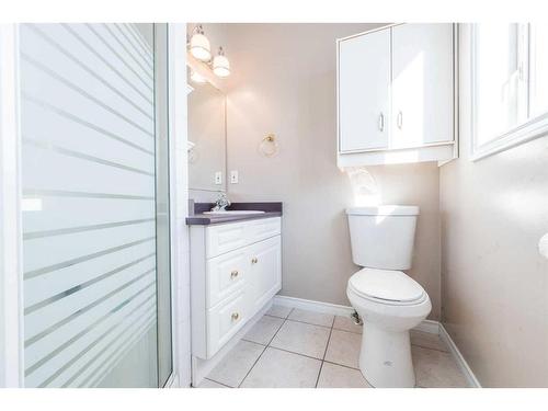 9009 117 Avenue, Grande Prairie, AB - Indoor Photo Showing Bathroom