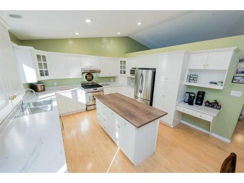 9009 117 Avenue, Grande Prairie, AB - Indoor Photo Showing Kitchen With Double Sink