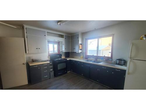 10106 110 Avenue, Grande Prairie, AB - Indoor Photo Showing Kitchen With Double Sink