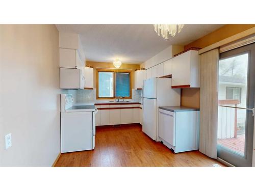 10603 92C Street, Grande Prairie, AB - Indoor Photo Showing Kitchen