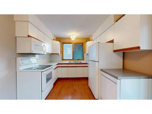 10603 92C Street, Grande Prairie, AB - Indoor Photo Showing Kitchen