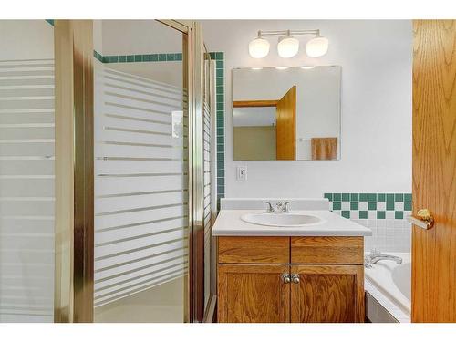 9366 69 Avenue, Grande Prairie, AB - Indoor Photo Showing Bathroom