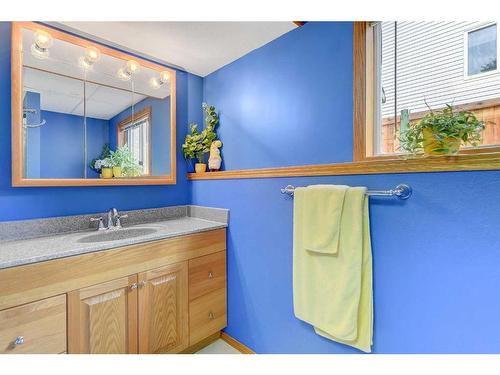 9366 69 Avenue, Grande Prairie, AB - Indoor Photo Showing Bathroom