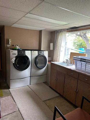 800 2Nd Street Se, Manning, AB - Indoor Photo Showing Laundry Room