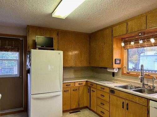 800 2Nd Street Se, Manning, AB - Indoor Photo Showing Kitchen With Double Sink