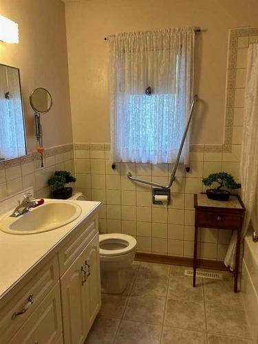 800 2Nd Street Se, Manning, AB - Indoor Photo Showing Bathroom