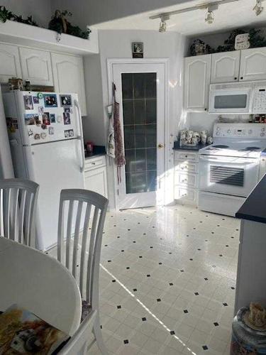 411 1St Street Ne, Manning, AB - Indoor Photo Showing Kitchen